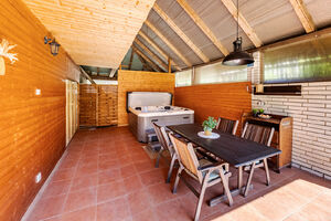 Prodej RD s dvojgaráží, saunou, vířivkou a bazénem, Svatava u Černovic