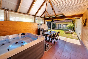 Prodej RD s dvojgaráží, saunou, vířivkou a bazénem, Svatava u Černovic